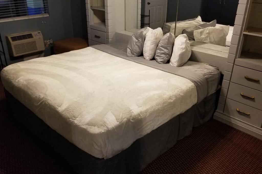Hotel 5 Beds & 3 Baths Sleeps 11 Hotel Room Suite 102 Booking Stillwater Esterno foto